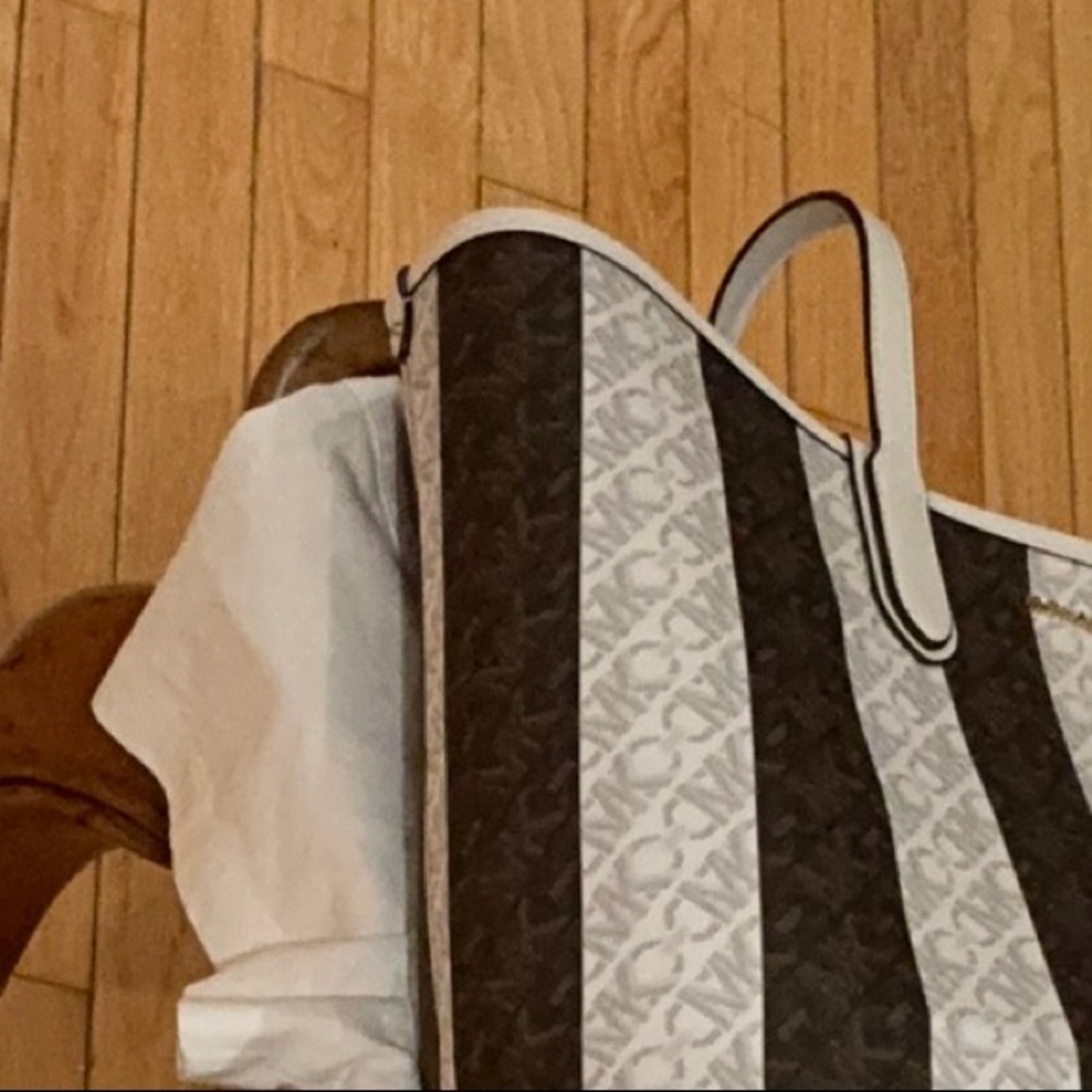 Michael Kors leather reversible Bag, brand new with tags. - Picture 6 of 6